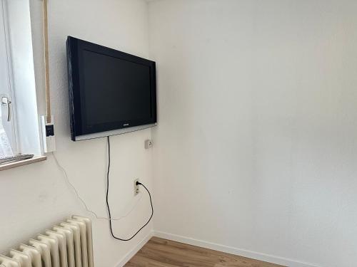 嘉格納的住宿－MELLoWY Monteure, TV, Küche, Bad，挂在墙上的平面电视