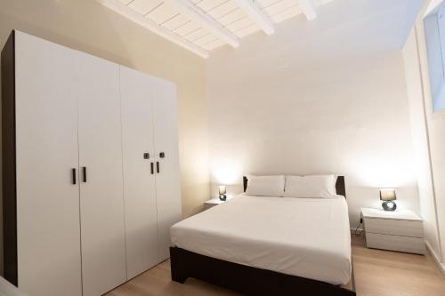 - une chambre blanche avec un lit et des armoires blanches dans l'établissement Giardini del Castello Apartment, à Barletta