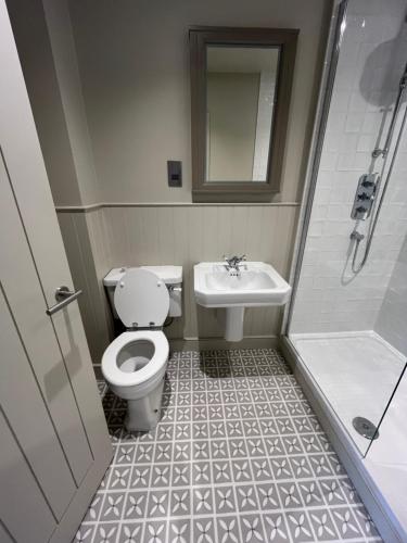 a bathroom with a toilet and a sink at Stunning Portobello Road flat in London