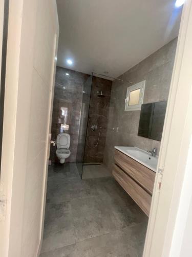 W łazience znajduje się toaleta, umywalka i prysznic. w obiekcie Villa Ahmed w mieście Temlale