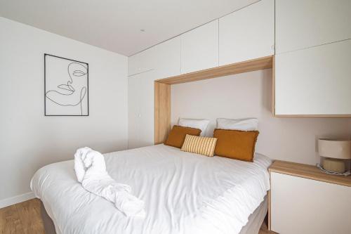 - une petite chambre avec un lit blanc dans l'établissement CASA CHAMALLOW, à Bailly-Romainvilliers