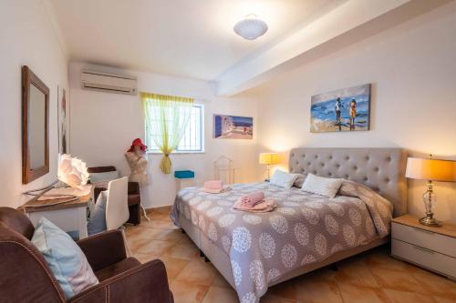 a bedroom with a bed and a desk at Villa Glamour by Portucasa in Armação de Pêra