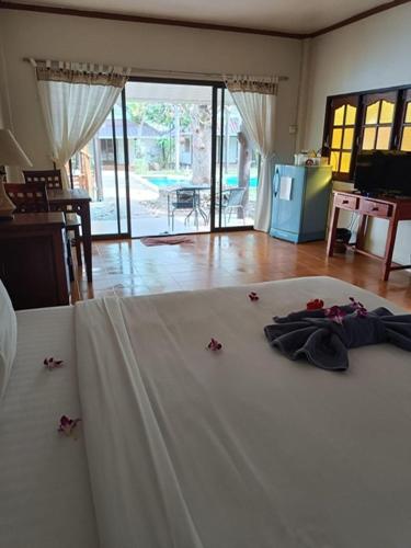 a bedroom with a bed with flowers on it at ไอยรารีสอร์ต in Ban Map Khangkhao