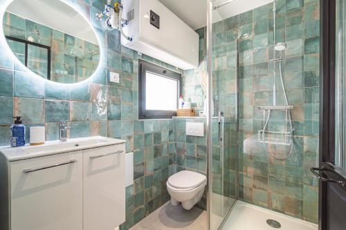 La salle de bains est pourvue de toilettes et d'une douche en verre. dans l'établissement CASA CHAMALLOW, à Bailly-Romainvilliers