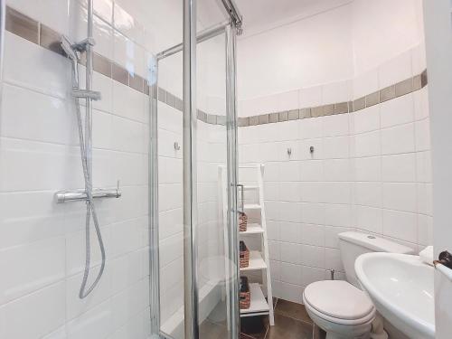 une salle de bain avec une douche, des toilettes et un lavabo dans l'établissement Nestor&Jeeves - PROVENCAL - Central - Near Beach, à Nice