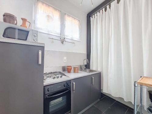 une cuisine avec une cuisinière et un évier dans l'établissement Nestor&Jeeves - PROVENCAL - Central - Near Beach, à Nice