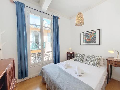 une chambre avec un lit et une grande fenêtre dans l'établissement Nestor&Jeeves - PROVENCAL - Central - Near Beach, à Nice