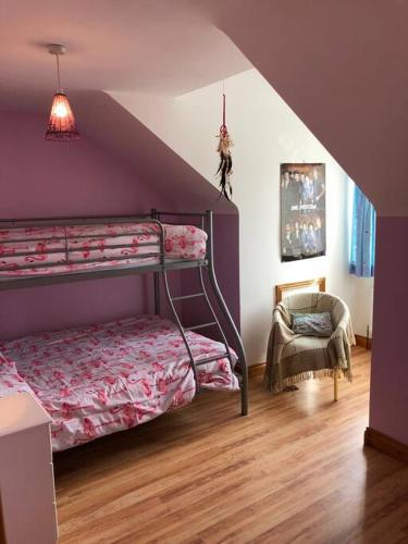 1 dormitorio con litera en el ático en Delightful Beach Retreat-, en Rossnowlagh