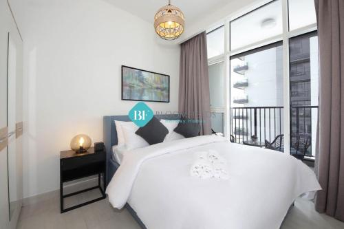 1 dormitorio con cama blanca y ventana en Brand New Luxury 2 Bedroom Apartment, en Abu Dabi