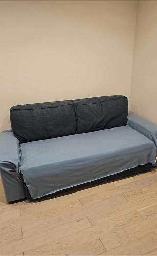 - un canapé bleu dans une pièce dans l'établissement Appartement central 7 eme arrondissement, à Paris