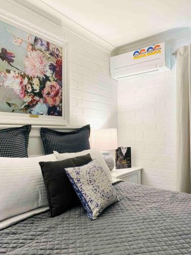 1 dormitorio con 1 cama con una pintura en la pared en Family Getaway en Perth