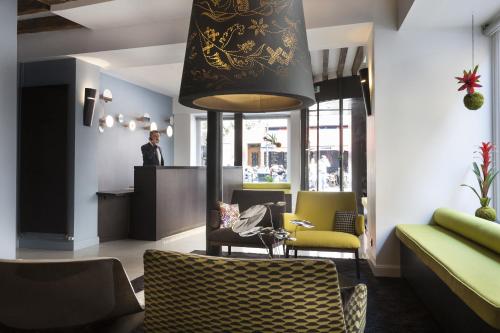 Ruang duduk di Hôtel Duo