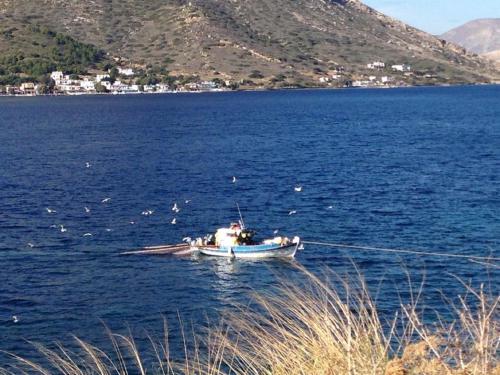 a small boat in a large body of water at Anna Studios in Myrties