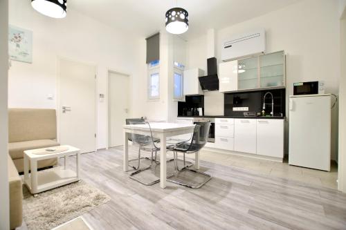 Standard Apartment by Hi5- Csengery street 1067 Budapest, 61 Csengery utca kép - 3