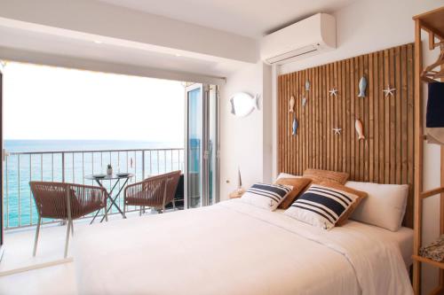 a bedroom with a large bed and a balcony at Bambu Beach Studio by BHomesCostaBrava in Platja d'Aro