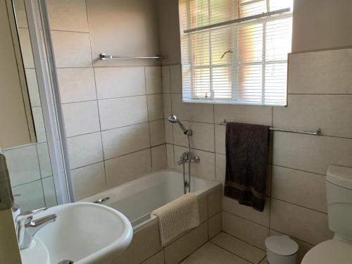 Ένα μπάνιο στο Comfortable Furnished Apartment Wi-fi free Parking