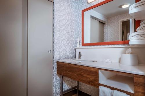 uma casa de banho com um lavatório e um espelho em Hampton Inn & Suites St. Louis-Chesterfield em Chesterfield