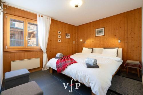 una camera con un grande letto e una finestra di Fauvettes 110 a Verbier
