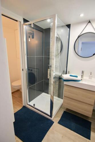 une salle de bain avec une douche en verre et un lavabo dans l'établissement Maison de vacances proche plage des Sables d'Olonne, à La Pironnière