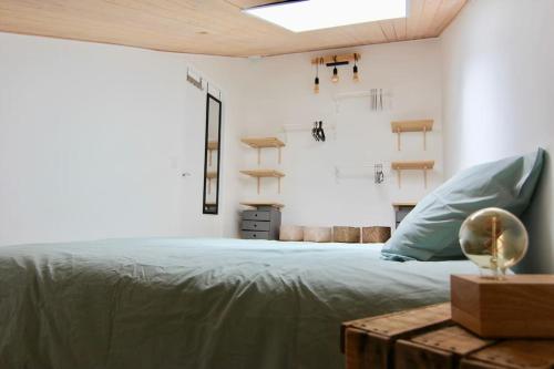 - une chambre avec un lit vert et une table dans l'établissement Maison de vacances proche plage des Sables d'Olonne, à La Pironnière