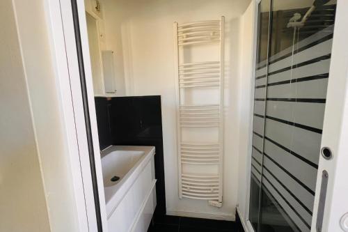y baño pequeño con lavabo y ducha. en Modern apartment at the foot of the slopes, en La Plagne Tarentaise