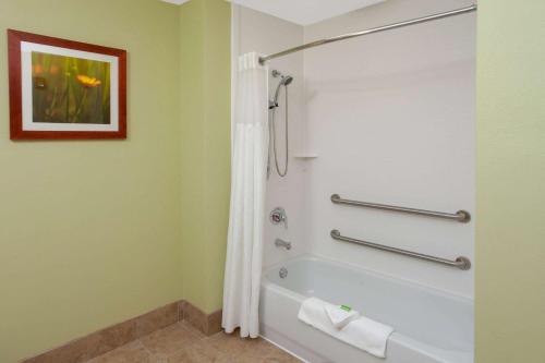 La salle de bains est pourvue d'une douche et d'une baignoire. dans l'établissement Wyndham Garden Fort Wayne, à Fort Wayne