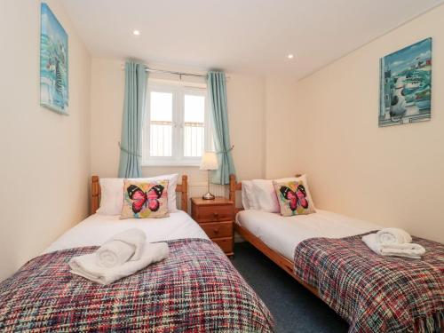 um quarto com 2 camas e toalhas em Mellstock em Weymouth