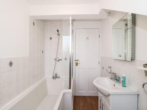 uma casa de banho com uma banheira, um lavatório e um chuveiro em Mellstock em Weymouth
