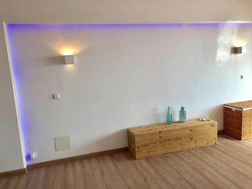 een kamer met een witte muur en een houten tafel bij State of the Art Apartment in Magaluf