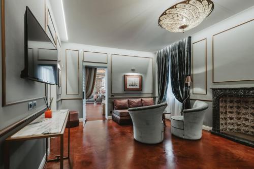 a living room with a couch and a table and chairs at Hotel Giorgione in Venice