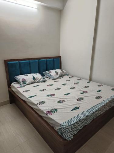 Un pat sau paturi într-o cameră la Akansha Deep heights