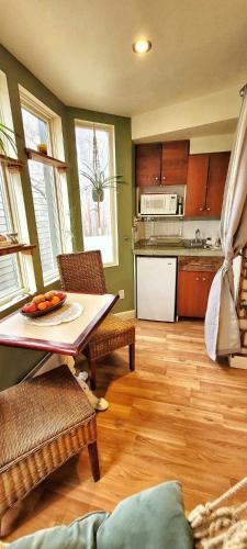 a living room with a table and a kitchen at Le Ricochet Urbain in Quebec City