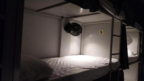 Katil atau katil-katil dalam bilik di Hotel NESCO GOREGAON DORMITORY