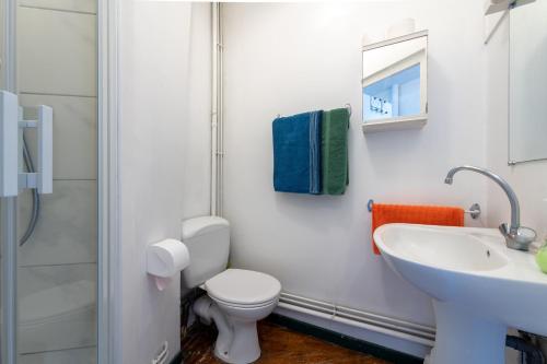 Un baño blanco con inodoro y lavabo. en L'Écho de la Mer 4 - Quartier Rampe des Gobelins, en Le Tréport