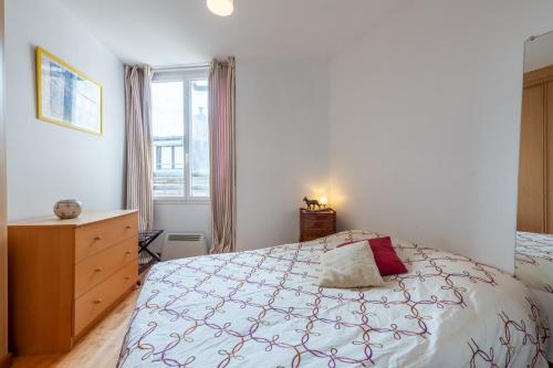 Un dormitorio con una cama y una cómoda y una ventana. en L'Écho de la Mer 4 - Quartier Rampe des Gobelins, en Le Tréport
