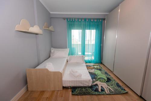 En eller flere senge i et værelse på Luxury Penthouse near Air Albania