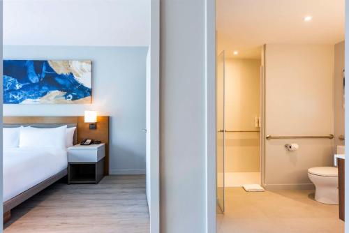 Um banheiro em Embassy Suites By Hilton Aruba Beach Resort