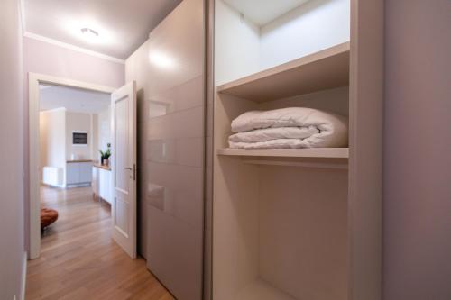 En eller flere senge i et værelse på Luxury Penthouse near Air Albania