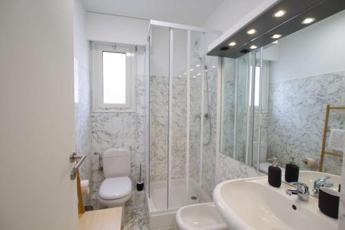 ein Bad mit einem WC, einem Waschbecken und einer Dusche in der Unterkunft Cosy studio aperçu mer Monaco border in Beausoleil
