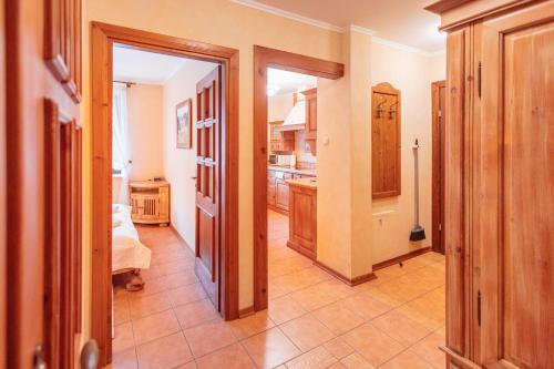 a hallway with an open door to a kitchen at Apartamenty Kazimierz Dolny in Kazimierz Dolny