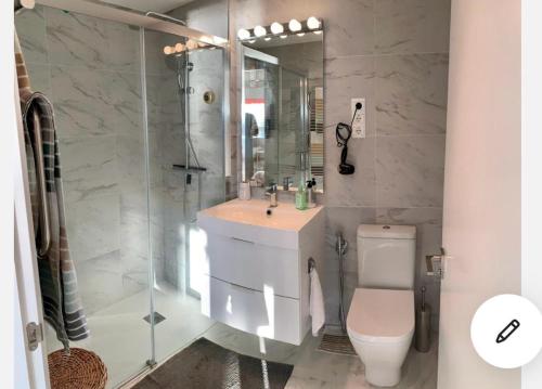 ein Bad mit einem Waschbecken, einer Dusche und einem WC in der Unterkunft Apartamento en urbanización con fantásticas vistas in Benalmádena