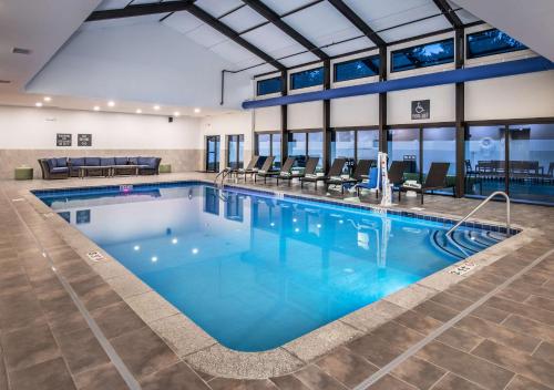 een groot zwembad met blauw water in een gebouw bij DoubleTree by Hilton Monroe Township Cranbury in Rossmoor
