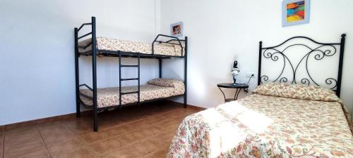 サオラにあるCasa Nesenka 2のベッドルーム1室(二段ベッド2組付)