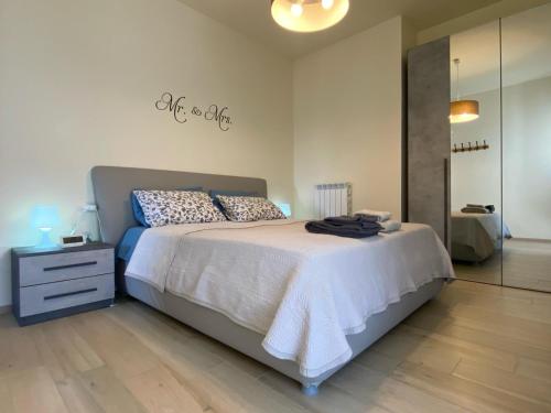 a bedroom with a bed with a dresser and a mirror at Luminoso appartamento Cisanello in Pisa
