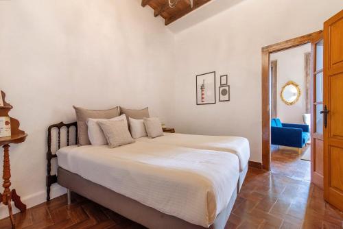 ラスパルマス・デ・グランカナリアにあるApto Pepita - Casa San Marcialのベッドルーム(白いシーツを使用した大型ベッド1台付)