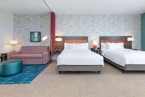 Un pat sau paturi într-o cameră la Home2 Suites By Hilton Tulsa Airport