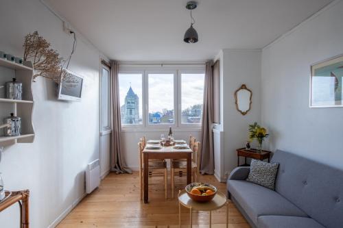 un salon avec un canapé et une table dans l'établissement Les Reflets de la Mer 5 - A moins d'1 km de la mer, au Tréport