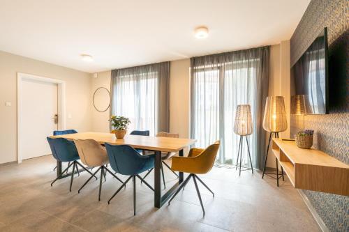 Un comedor con mesa y sillas en Design Apartments Potsdam - Luise, en Potsdam