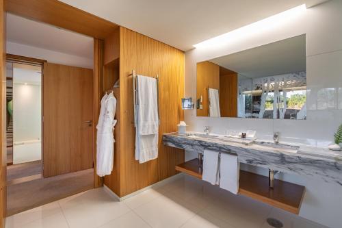 Salle de bains dans l'établissement Onyria Marinha Cascais, Vignette Collection by IHG