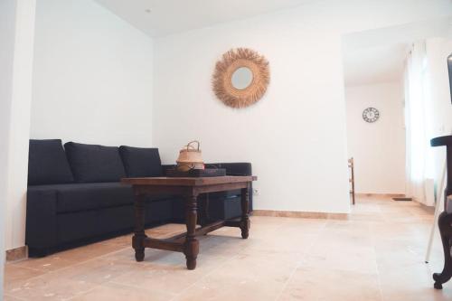 a living room with a couch and a table at Le Racine, Charmant T3 en centre ville in Tours